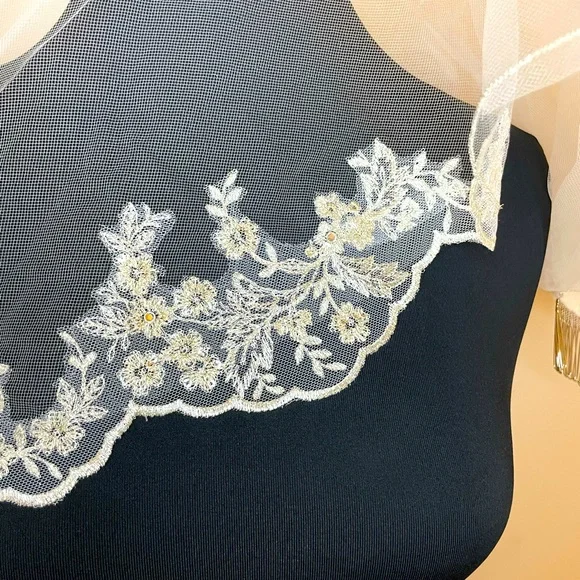 Scalloped Edge Lace Bridal Veil - Picture 13 of 16